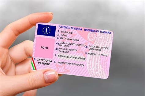 Simbolo di un esame di guida con un'auto e una patente