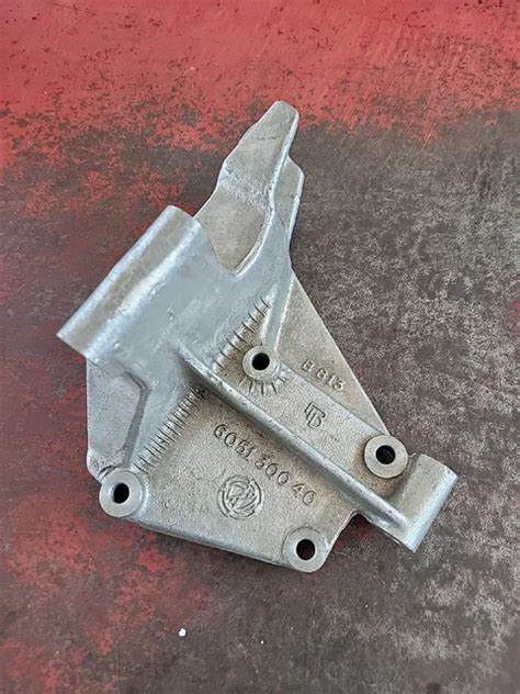 Dettaglio codice originale 3Q0199262F su supporto motore in alluminio