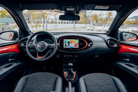 Interni Toyota Aygo X con display touchscreen