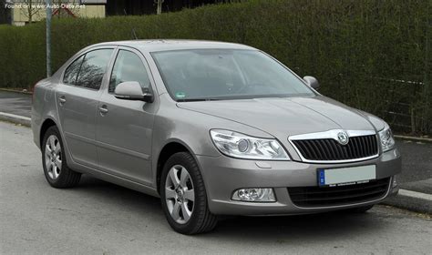 Skoda Octavia 2010 in primo piano con le porte chiuse, focalizzando sulla serratura