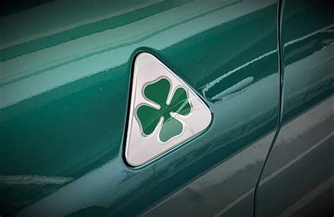 Logo Quadrifoglio su sfondo verde