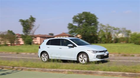Volkswagen Golf 7 su strada innevata