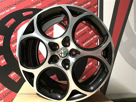 Dettaglio tecnico di un cerchio in lega da 18 pollici Alfa Romeo