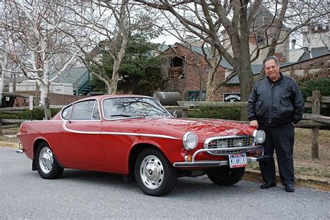 Un'immagine d'archivio di Irv Gordon con la sua Volvo P1800
