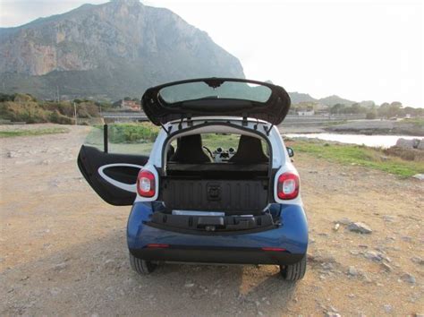 Immagine del bagagliaio della Smart Fortwo con lo schienale del passeggero abbattuto