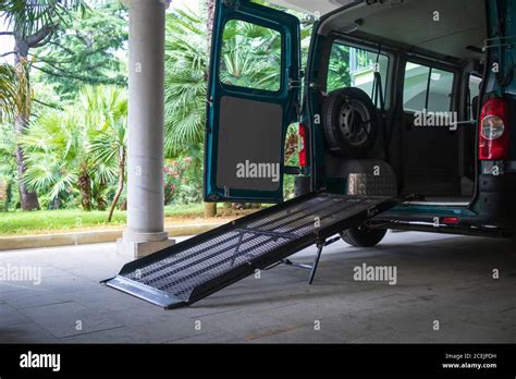 Rampa d'accesso automatica per veicolo accessibile