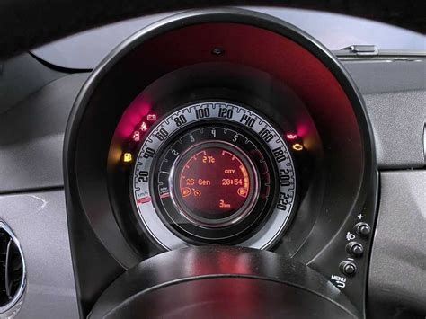 Dettaglio del cruscotto della Fiat Nuova 500 Sport