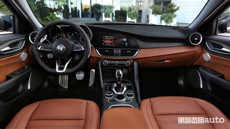 Interni dell'Alfa Romeo Stelvio con plancia e display centrale