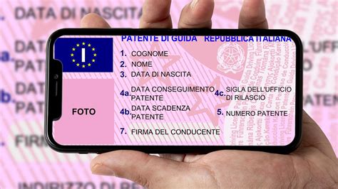 Persone che festeggiano il conseguimento della patente