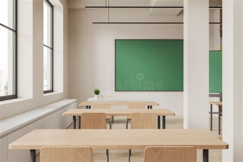 Aula di teoria di un'autoscuola con lavagna e sedie