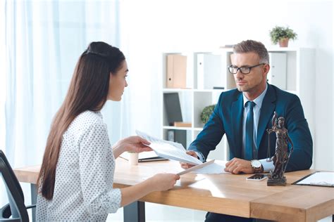 Un consulente commerciale che interagisce con un cliente all'interno dello showroom