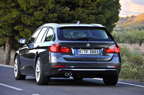 BMW 320d Touring in un paesaggio panoramico