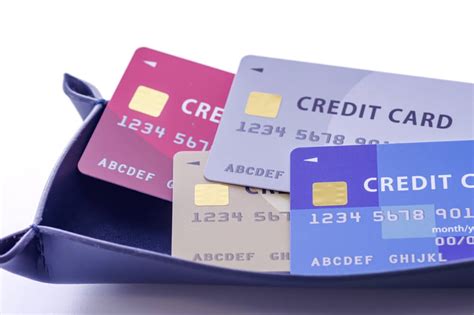 Persona che prova ad aprire lo sportellino con una carta di credito