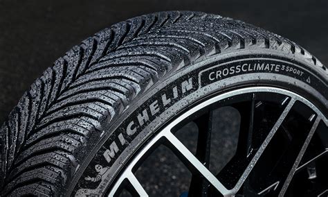 Pneumatico Michelin CrossClimate 2 con evidenziate le caratteristiche del battistrada