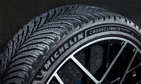 Disegno del battistrada del Michelin CrossClimate 2 con evidenziate le scanalature a V