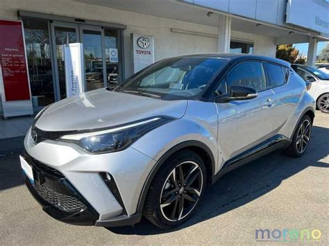 Toyota C-HR ibrida in un contesto urbano