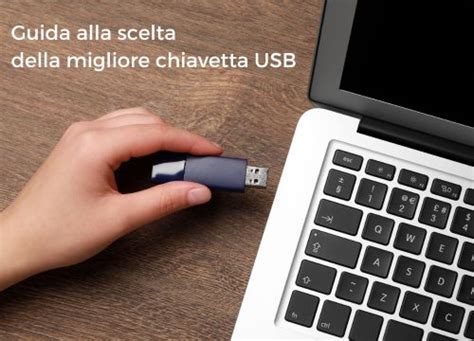 Chiavetta USB inserita nel sistema di navigazione
