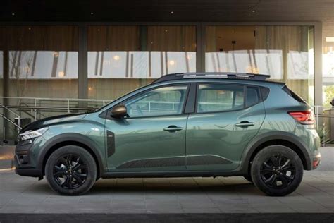Dacia Sandero Stepway vista laterale con protezioni in plastica scura
