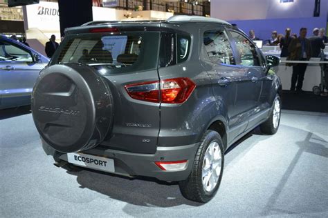 Dettaglio del frontale della Ford EcoSport con fari e mascherina