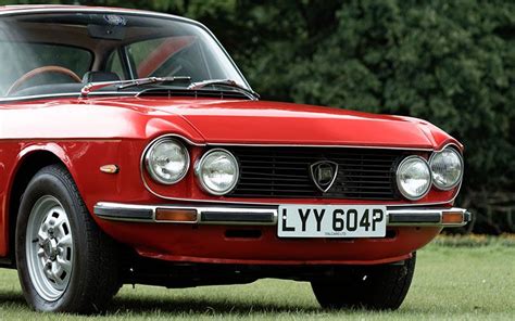 Particolare della calandra di una Lancia Fulvia Coupé seconda serie