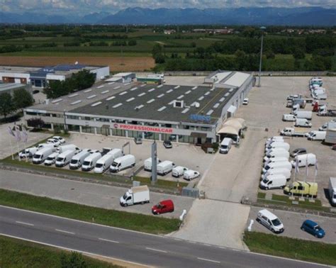 Veduta esterna della concessionaria Stefanelli SpA a Udine con esposizione di veicoli commerciali Piaggio