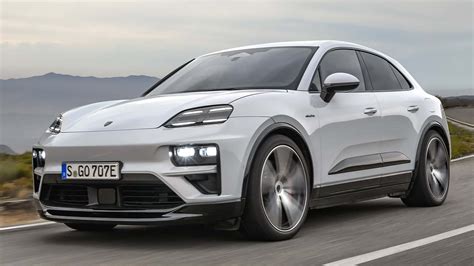 Porsche Macan in un paesaggio montano