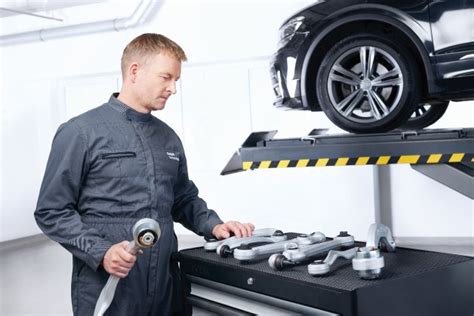 Un tecnico qualificato che esegue la calibrazione del sensore angolo di sterzo su una BMW F30 in un'officina.