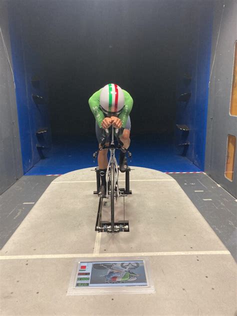 ciclista in galleria del vento per aerodinamica