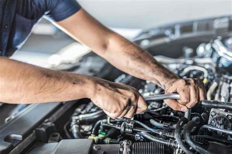 Meccanico che controlla un'auto durante la revisione