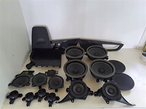 Loghi di Volvo e Harman Kardon affiancati