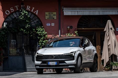 Volvo EX30 parcheggiata in una strada di Barcellona