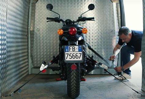 Schema di caricamento moto in diagonale in un furgone