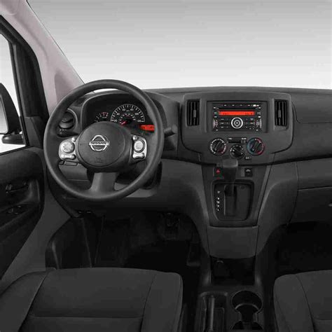 Interni del Nissan NV200 con monitor infotainment