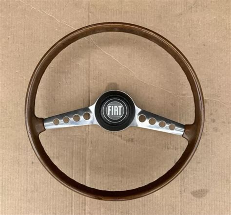 Interni FIAT 124 Coupé con volante a due razze