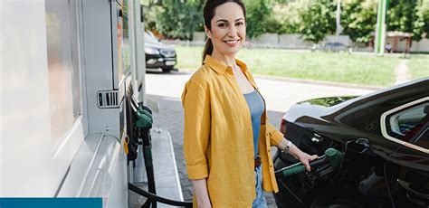 dipendente che fa rifornimento con buoni carburante