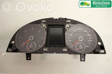 Interni Volkswagen Passat B6 con quadro strumenti illuminato