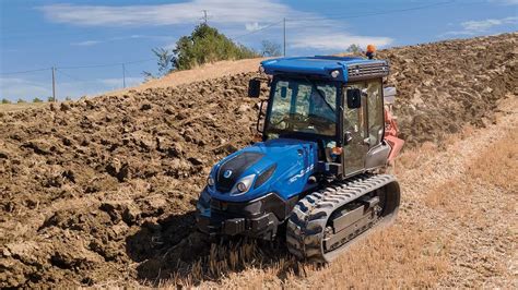 Trattore cingolato Fiat-Allis al lavoro in un campo