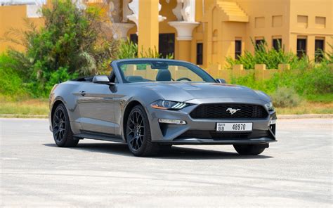 Ford Mustang Cabrio in curva