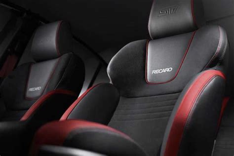 Dettaglio dei sedili Recaro con inserti rossi