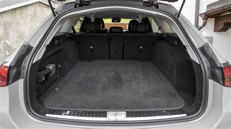 Interni e bagagliaio di una station wagon per famiglie