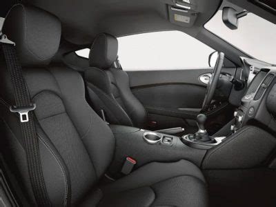 Interni Nissan 370Z con plancia centrale e sedili sportivi