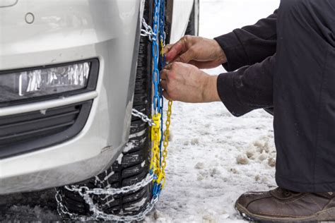 Nissan Qashqai sulla neve con catene montate