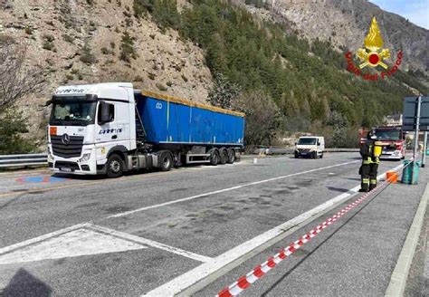 Un camion autoarticolato in viaggio su autostrada