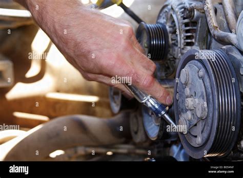 Tecnico auto al lavoro su motore