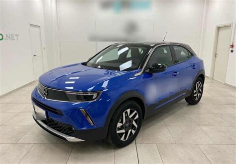 Opel Mokka X in colore blu su strada