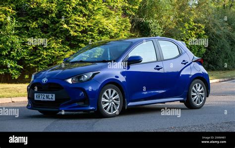 Toyota Yaris Hybrid Blue in ambiente urbano