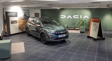 Interno di uno showroom Dacia con diversi modelli esposti