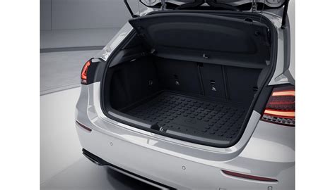 Interno di un bagagliaio Mercedes Classe A con accessori