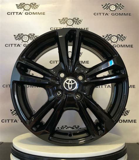 Toyota Aygo con cerchi in lega sportivi