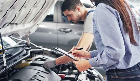 Cliente che effettua un test drive con un'auto Di.Ba SpA